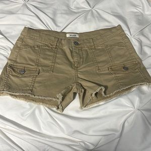 Middle khaki shorts